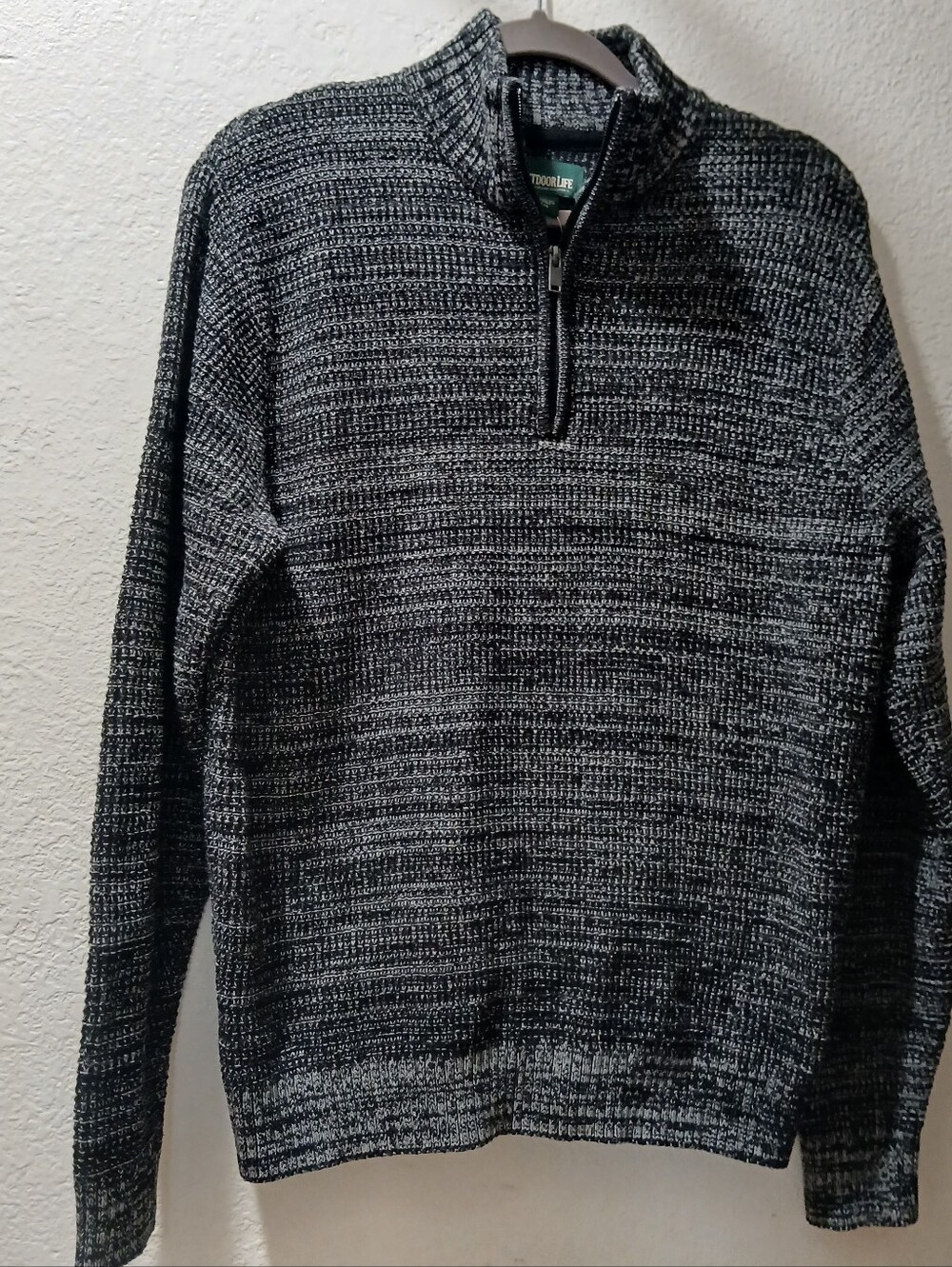 New Outdoor life  L Men’s Black & Gray Zip-Up Sweater